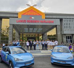 PLN Akselerasi Kendaraan Listrik: Bandara SSK II Sambut Kehadiran Taksi Listrik Pertama di Sumatera